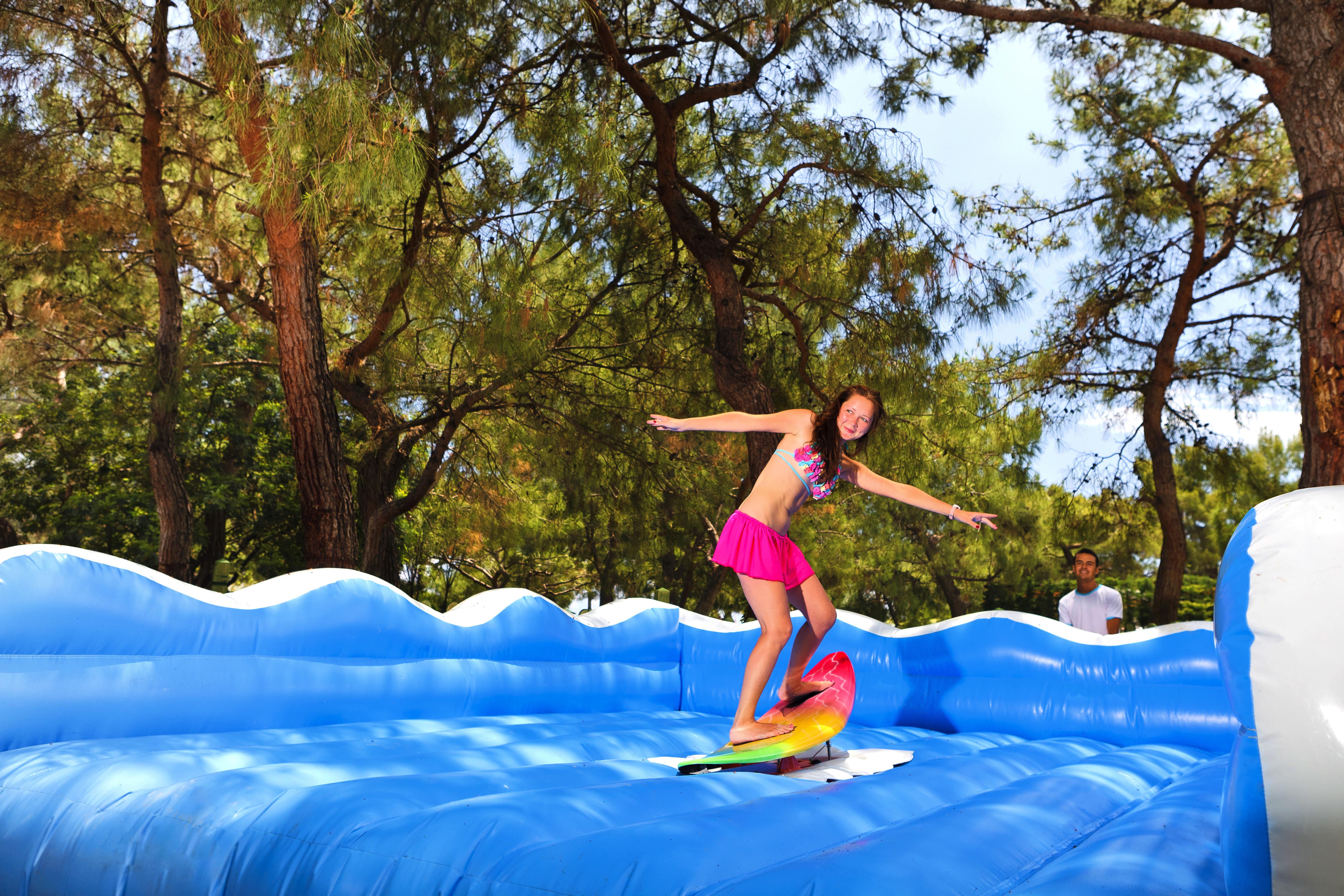 ホテル マート ミラ テキロヴァ エクステリア 写真 A girl on an inflatable water slide