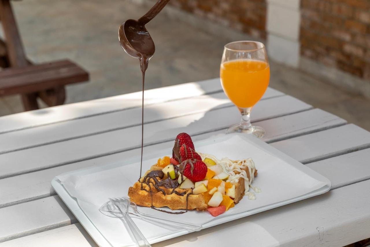 ホテル マート ミラ テキロヴァ エクステリア 写真 Chocolate being drizzled over a fruit salad