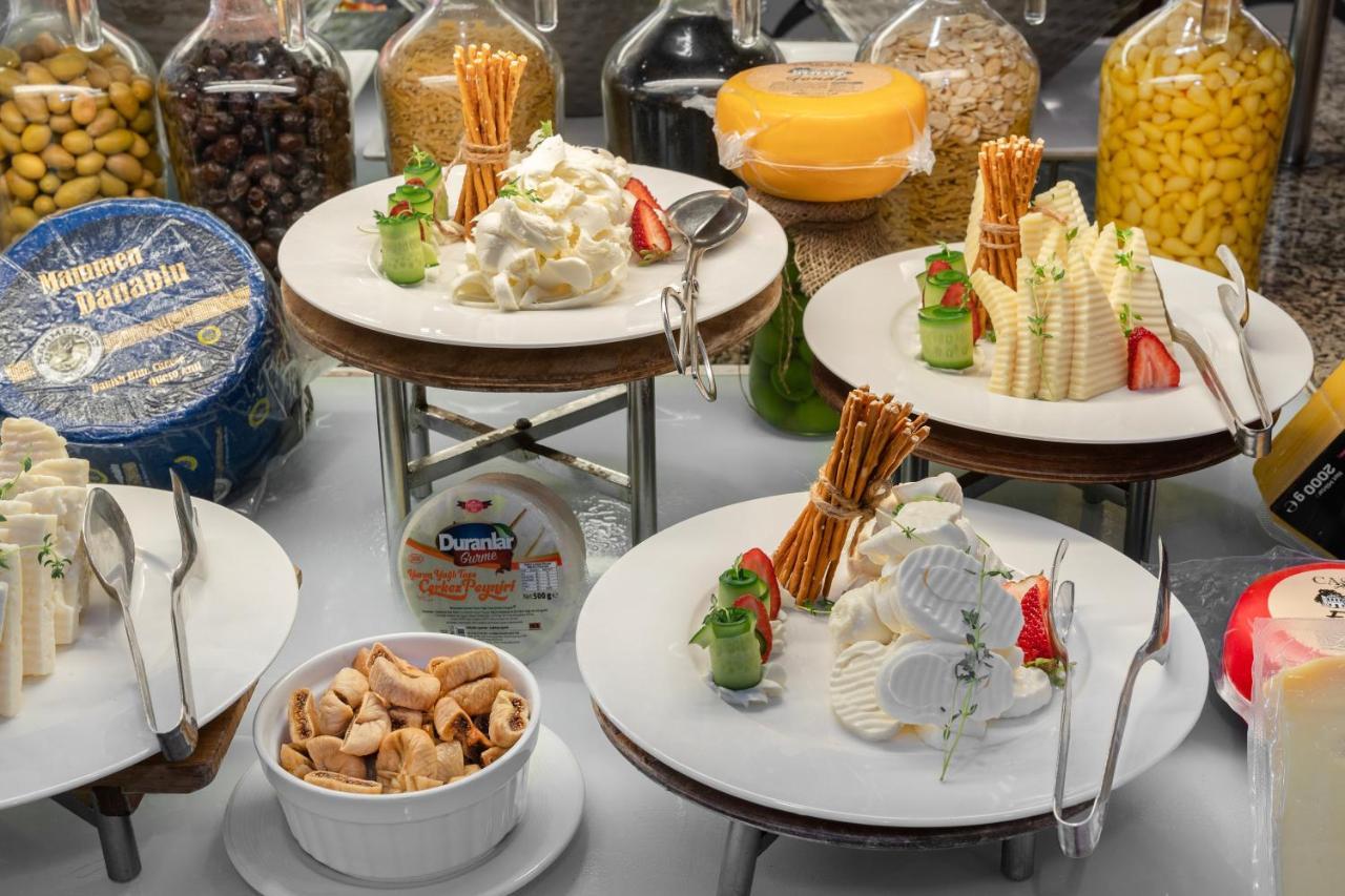 ホテル マート ミラ テキロヴァ エクステリア 写真 A selection of ice cream and other desserts