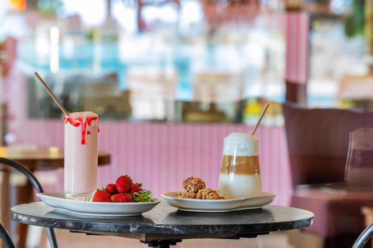 ホテル マート ミラ テキロヴァ エクステリア 写真 A smoothie and a latte