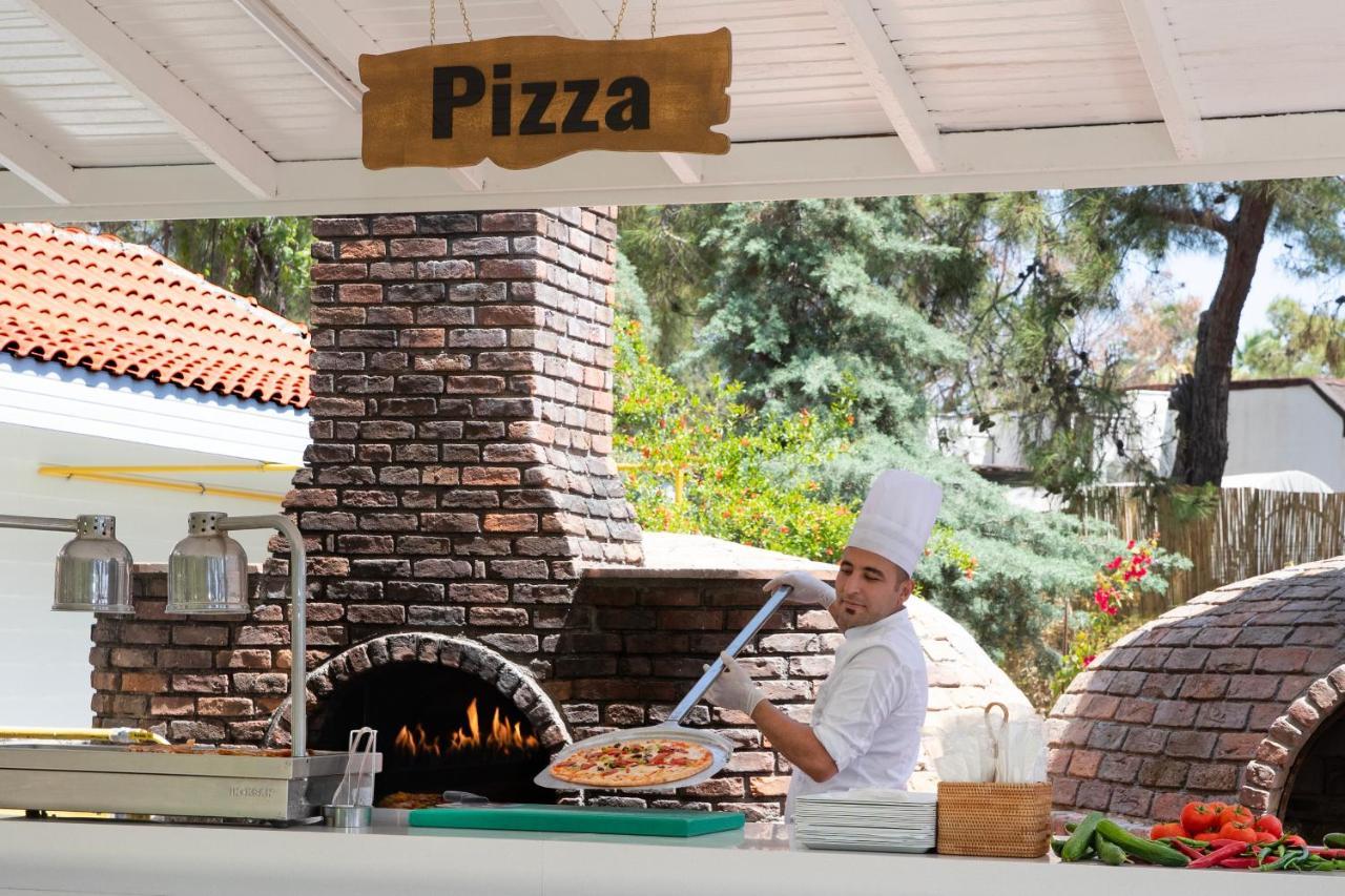 ホテル マート ミラ テキロヴァ エクステリア 写真 Pizza being prepared in a wood-fired oven